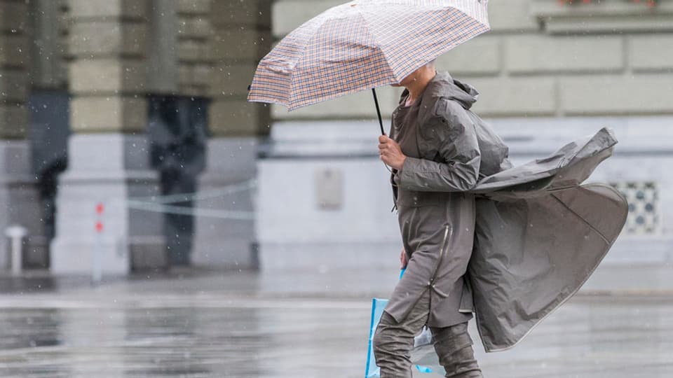 Frau auf dem Bundesplatz mit Schirm