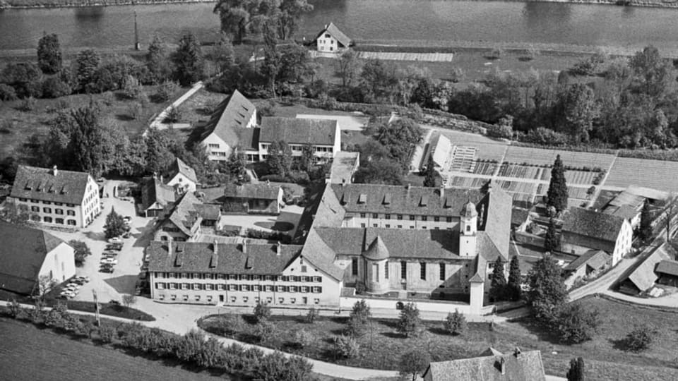 Eine Luftaufnahme vom Kloster Fahr an der Limmat, Kanton Aargau.