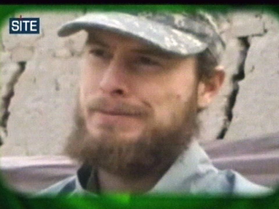 Bergdahl mit Armee-Kappe und Bart in einem Taliban-Video