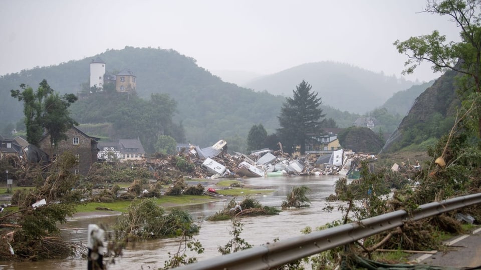 Campinganhänger, Trümmerteile und Müll stauen sich in der Ahr vor der Burg Kreuzberg in Altenahr. 