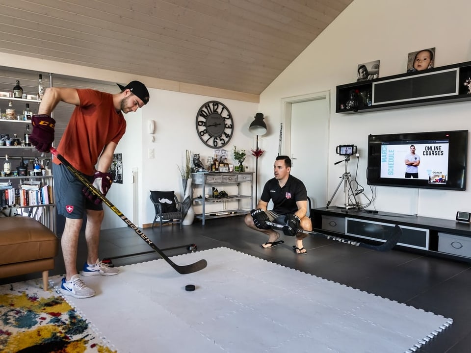 E-Coaching macht Schule: Quasi Home-Office für Eishockey-Profis. Doug Boulanger gibt jungen Spielern Online-Kurse, um ihre Skills zu verbessern. Hier trainiert er zusammen mit Genf-Servettes Simon Le Coultre.