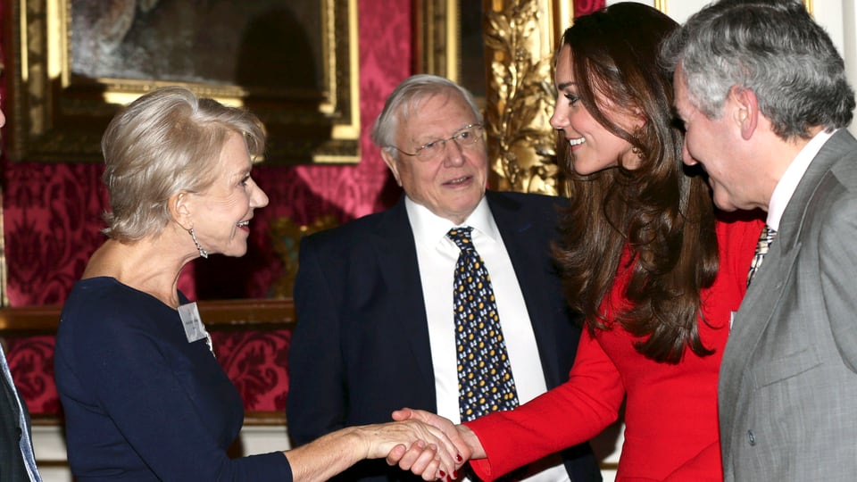 Helen Mirren schüttelt Herzogin Catherine die Hand.