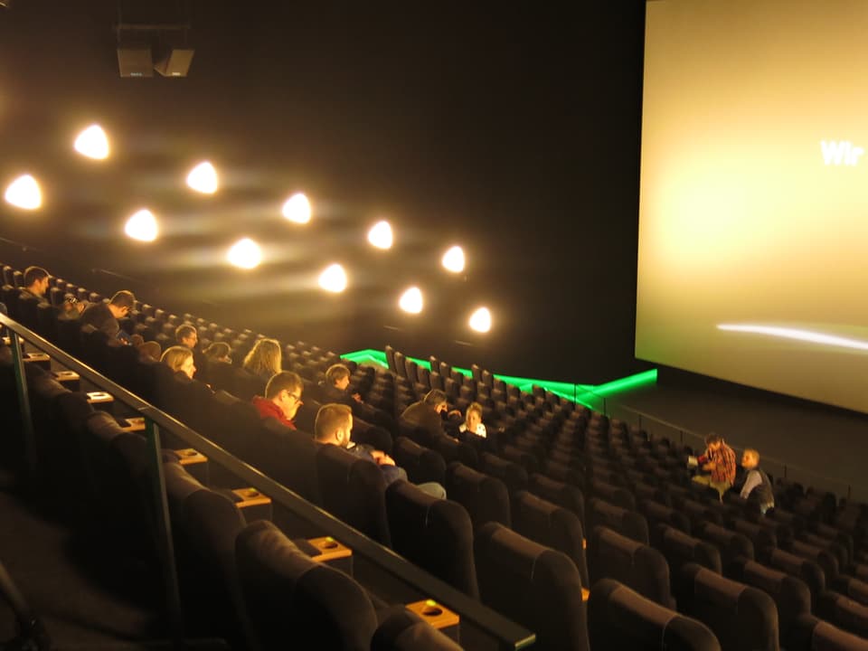 Ein Kino-Saal mit Leinwand.
