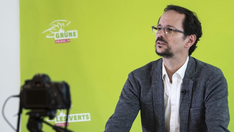 Parteipräsident Balthasar Glättli steht vor den Medien.