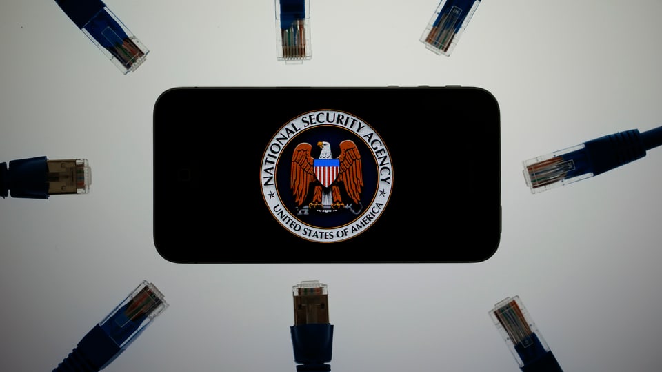 Ein Handy mit einem NSA-Kleber versehen.