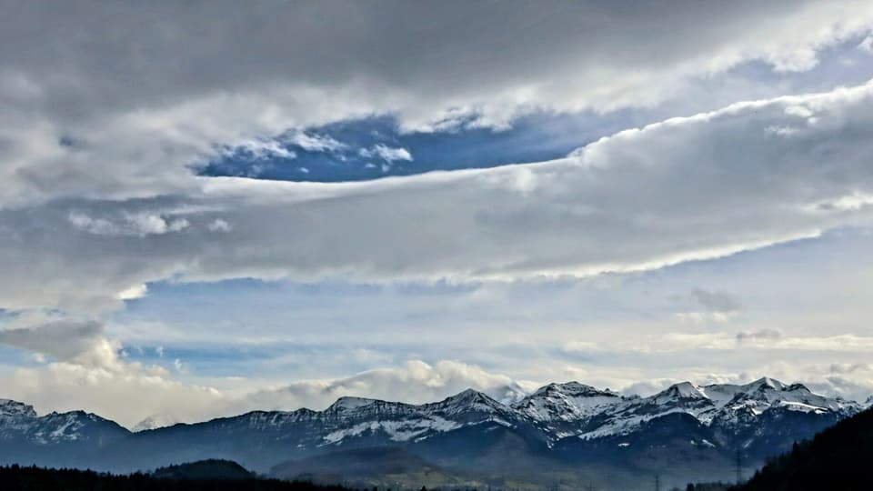 Wolkenlücken dank Föhn im Berner Oberland.