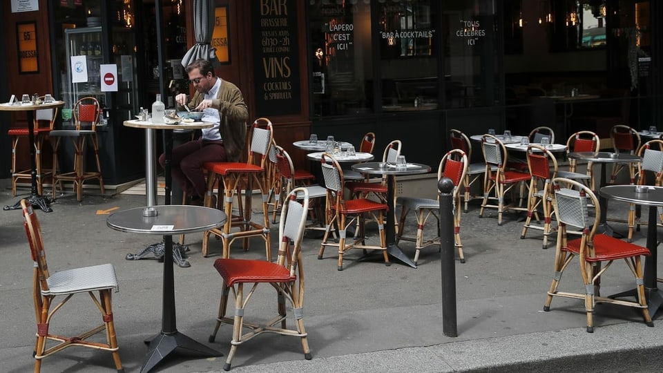 Die Sitzplätze der Restaurants besetzen nicht selten das ganze Trottoir, hier ein Bild aus Paris.