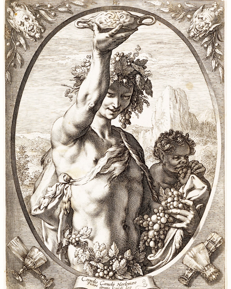 Mann mit nacktem Oberkörper, behangen mit Weinreben hält Schale hoch.