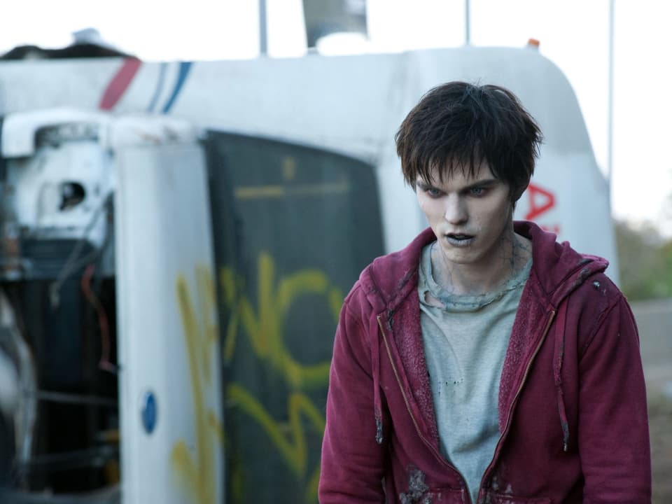 Nicolas Hoult läuft mit geneigtem Kopf und verstörtem Blick in «Warm Bodies» durch eine Strasse.