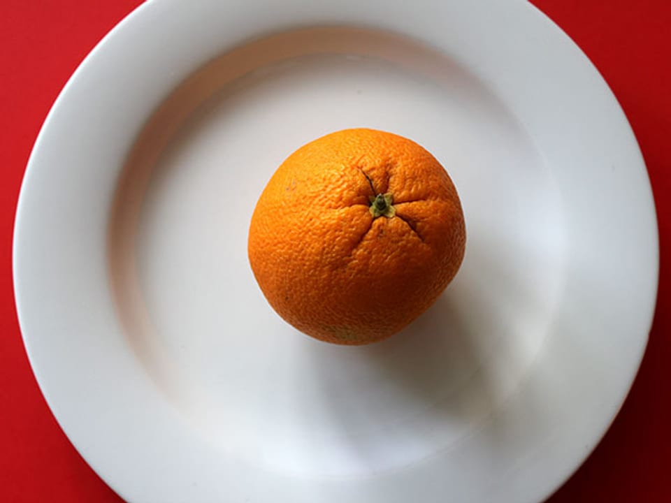 Orange auf einem Teller.