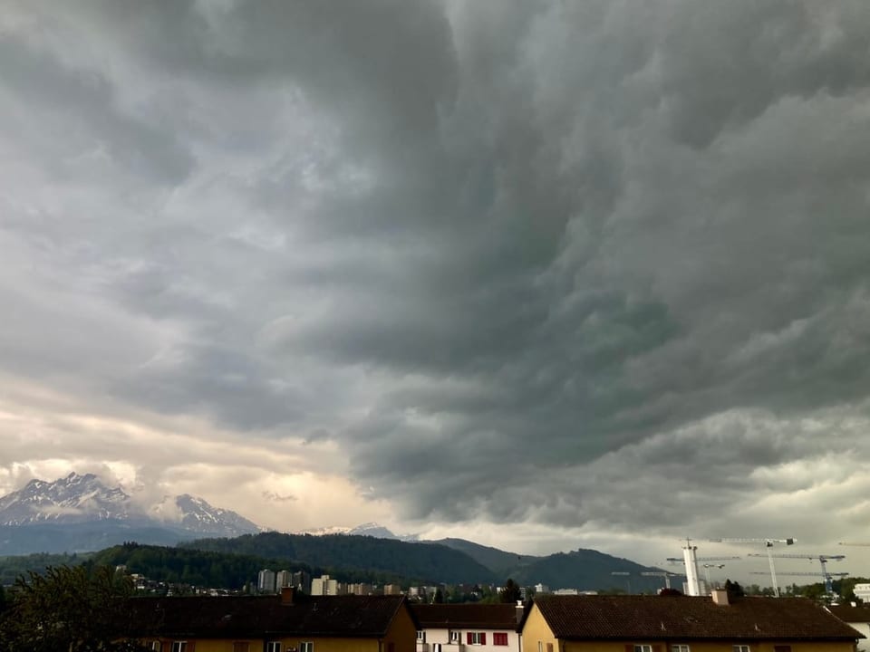 um 14.45 schon Blitz und Donner und jetzt nochmal mit Windböen