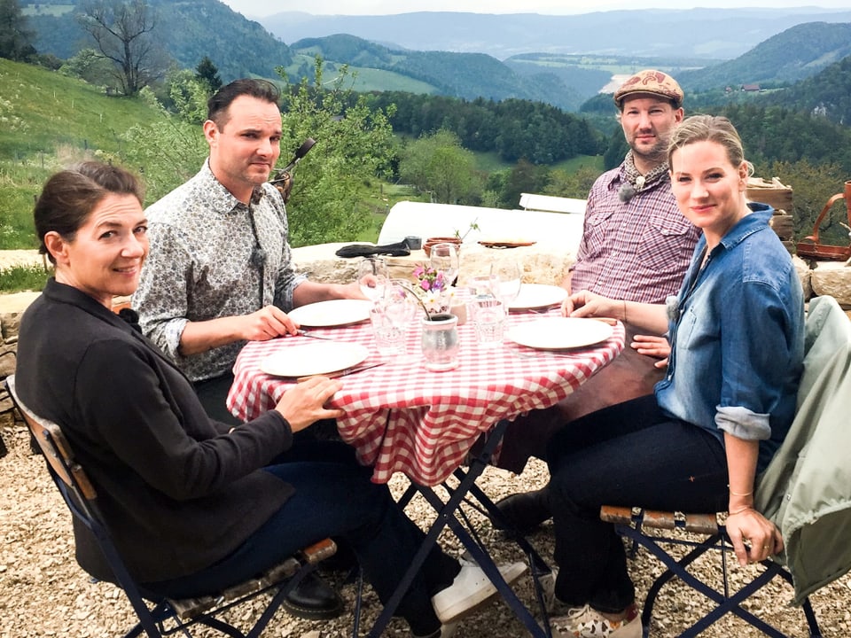Andrea Jansen sitzt mit ihren Gästen Dominic Deville, Regula Bührer Fecker und Pablo Bobrik an einem Tischchen im Grünen..