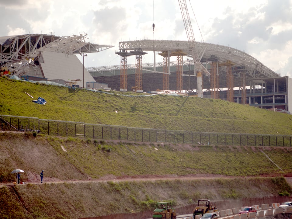Ein Fussballstadion mit eingestürztem Dach.
