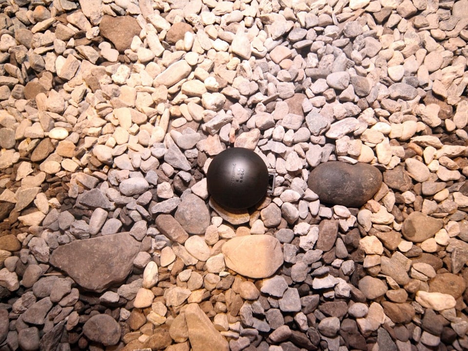 Ein Messgerät auf einem Steinboden.