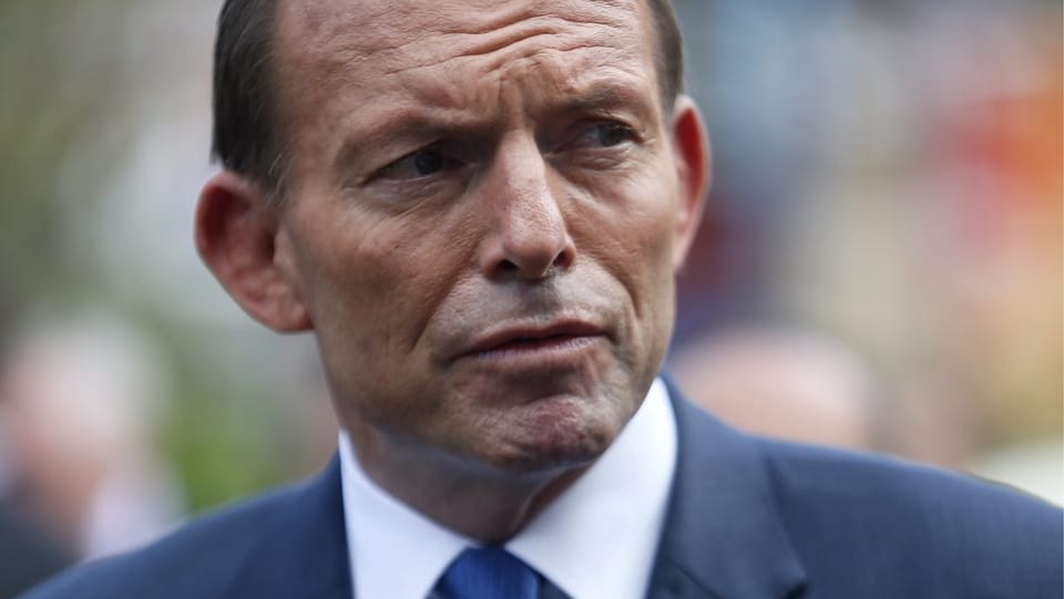 Portrait von Australiens Premier Tony Abbott in blauem Anzug und Krawatte.