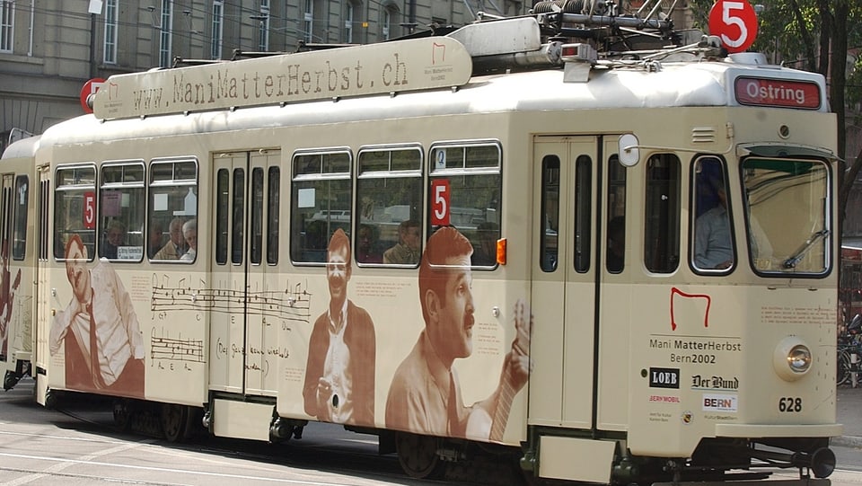 Tram mit Mani Matter Konterfei