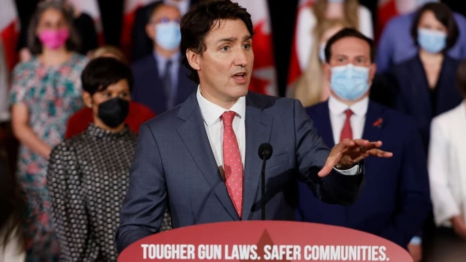 Justin Trudeau spricht auf einem Podium mit der Aufschrift «Strengere Waffengesetze. Sicherere Gemeinden.»