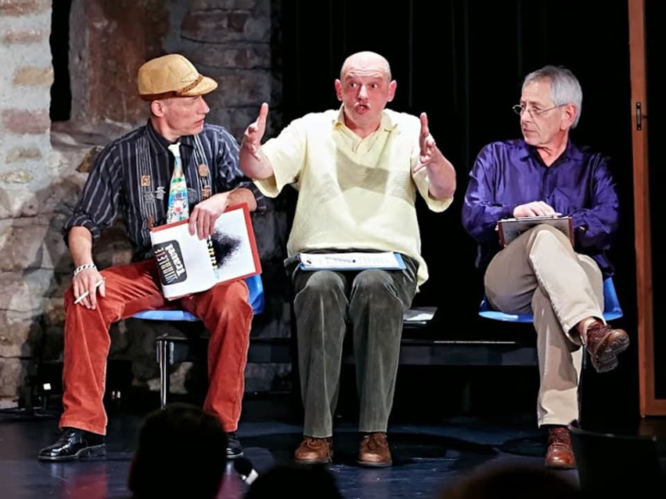 Daniel Buser, Roland Sutter und Walo Niedermann sitzen auf einem Bänkli.