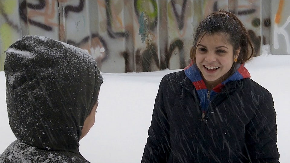 Toto und seine 14-jährige Schwester freuen sich über den ersten Schnee. 