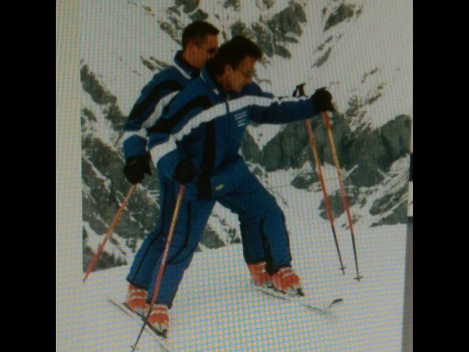 Manuel und Jürg zu zweit auf einem Paar Ski.
