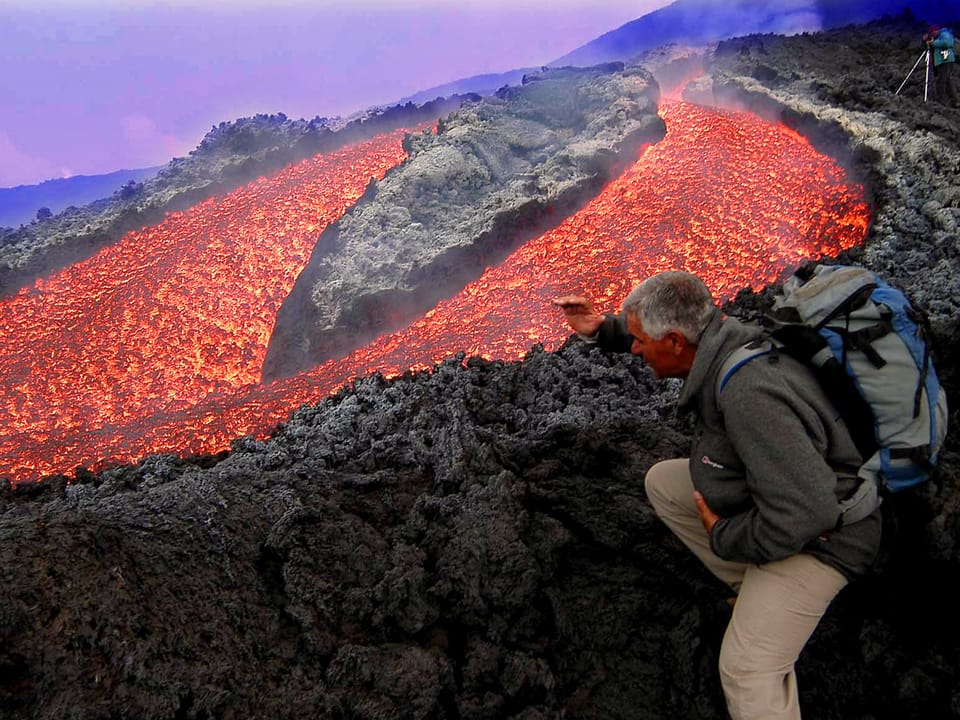 Wanderer beobachtet Lava-Strom