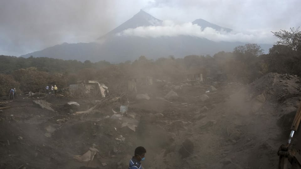 Zerstörte Häuser vor dem Feuervulkan in Guatemala.