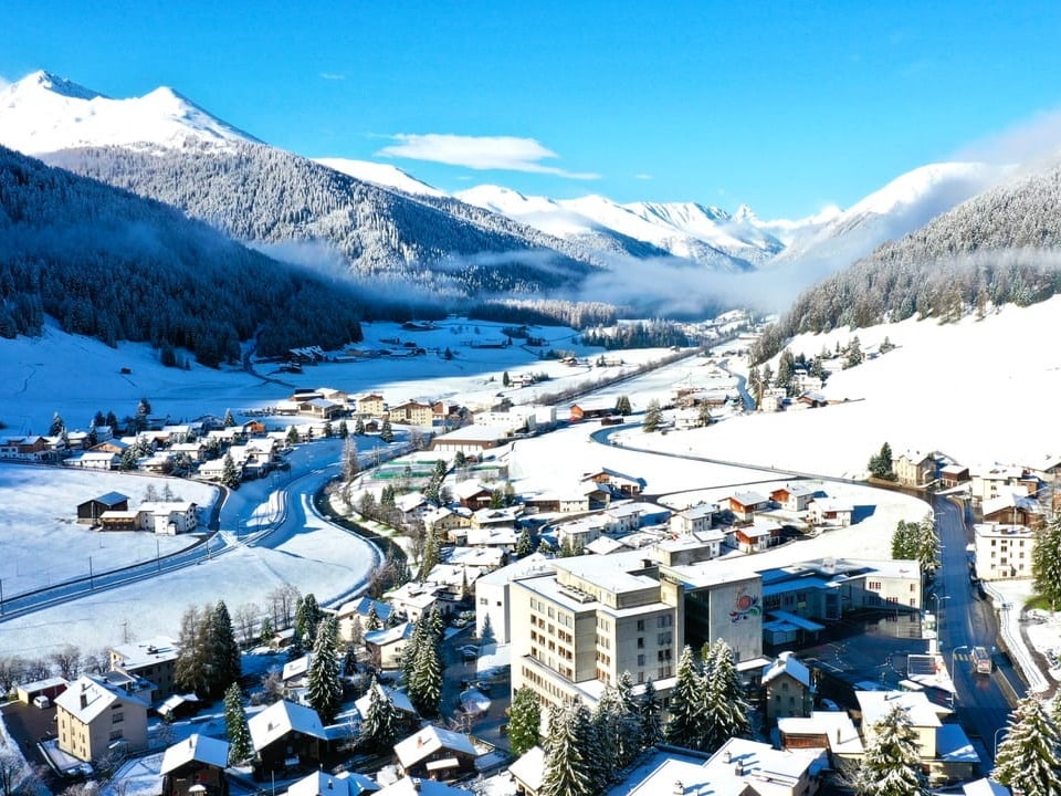 Frisch verschneites Davos bei blauem Himmel.