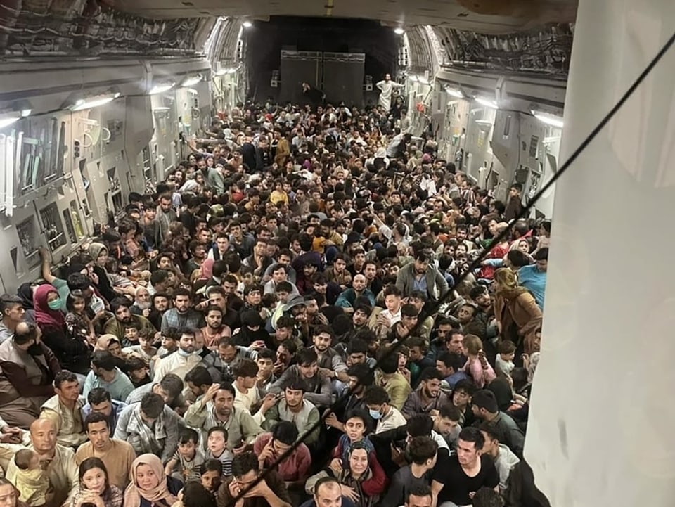 Im der Flugmaschine befinden sich auf kleinstem Raum hunderte Personen. Sie sitzen so dicht beieinander, dass niemand Ellbogenfreiheit geniessen könnte..