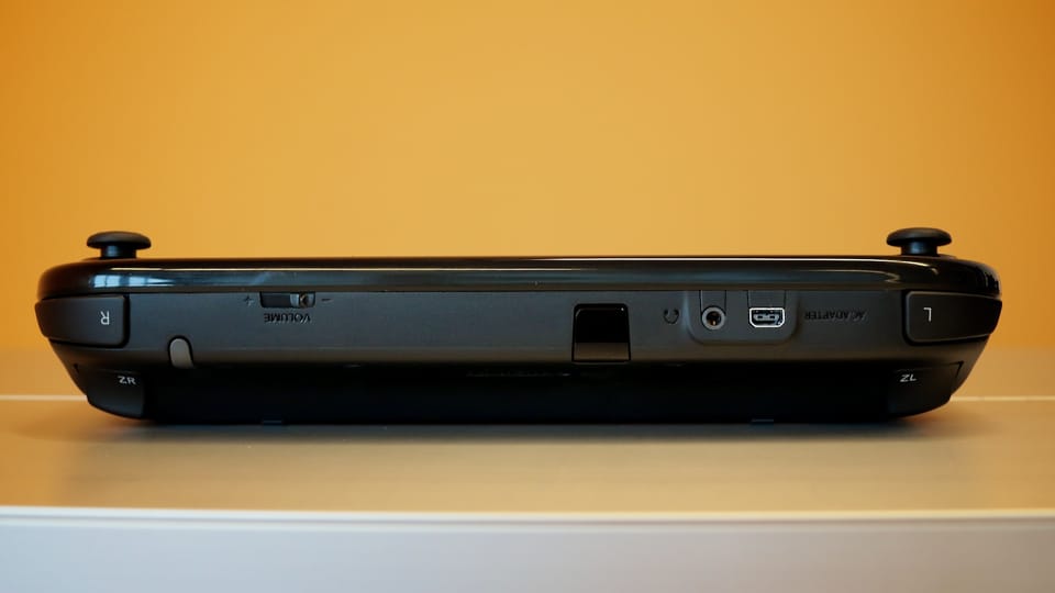 Der Rücken des GamePad: Trigger, Stylus, Kopfhörerausgang und separater Lautstärkeregler.