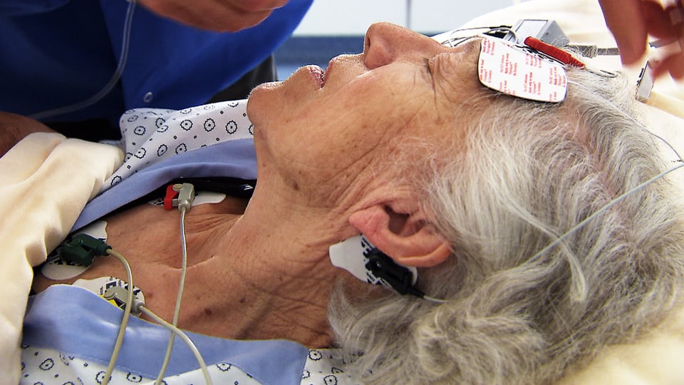 Seniorin mit Elektroden während einer Elektrokonvulsionstherapie-Sitzung