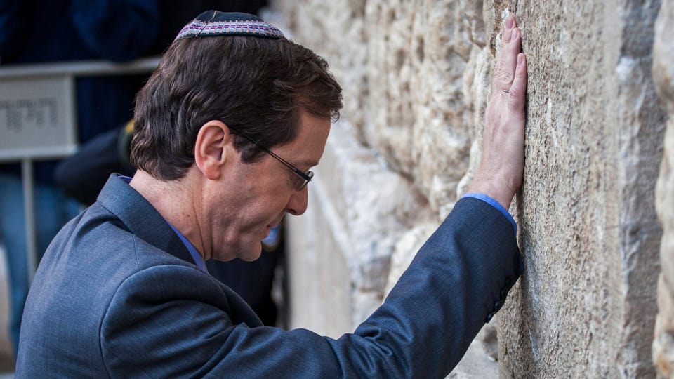 Oppositionsführer Isaac Herzog während seinem Besuch im Frühling 2015 an der Klagemauer.