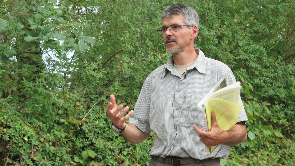 Forstingenieur Maurizio Veneziani erklärt die Auswirkungen des Klimawandels auf die St. Galler Wälder.