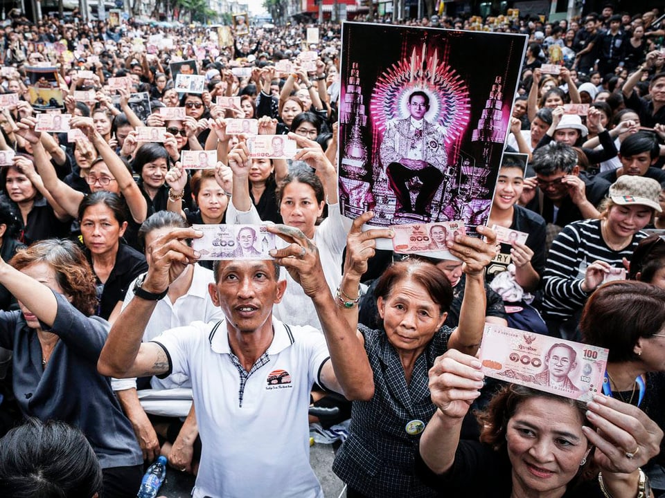Abertausende Menschen warten in Bangkok, um an der Überführung des Leichnams von König Bhumibol aus dem Spital in den Palast teilzunehmen. 