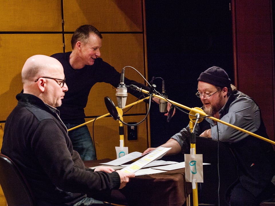 Hörspieltechniker Tom Willen richtet die Mikrofone von Holger Kunkel (links) und Martin Engler (rechts).