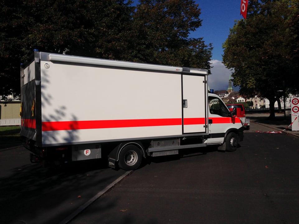Ein Lastwagen der Kantonspolizei Bern kommt der Kapo Solothurn zur Hilfe. 