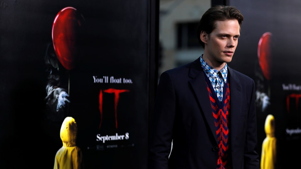 Bill Skarsgård posiert an der Premiere von «It» für die Fotografen.