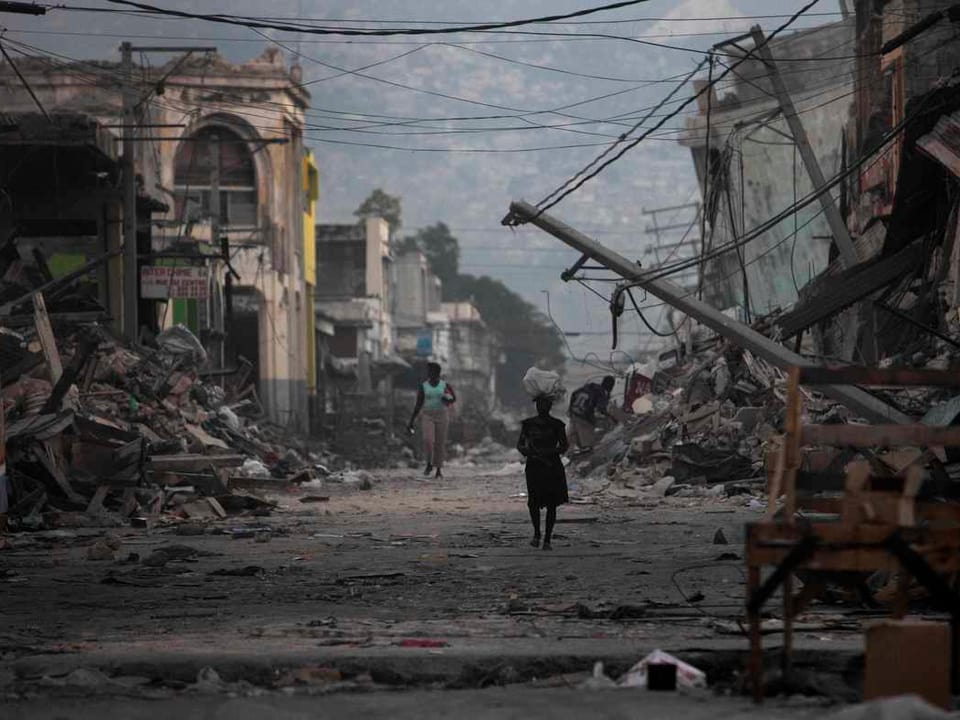 Eine komplett zerstörte Strasse in Port-au-Prince