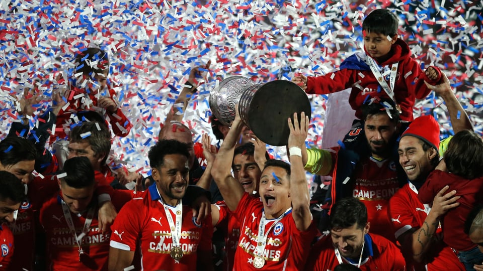 Die Chilenen feiern mit dem Pokal.