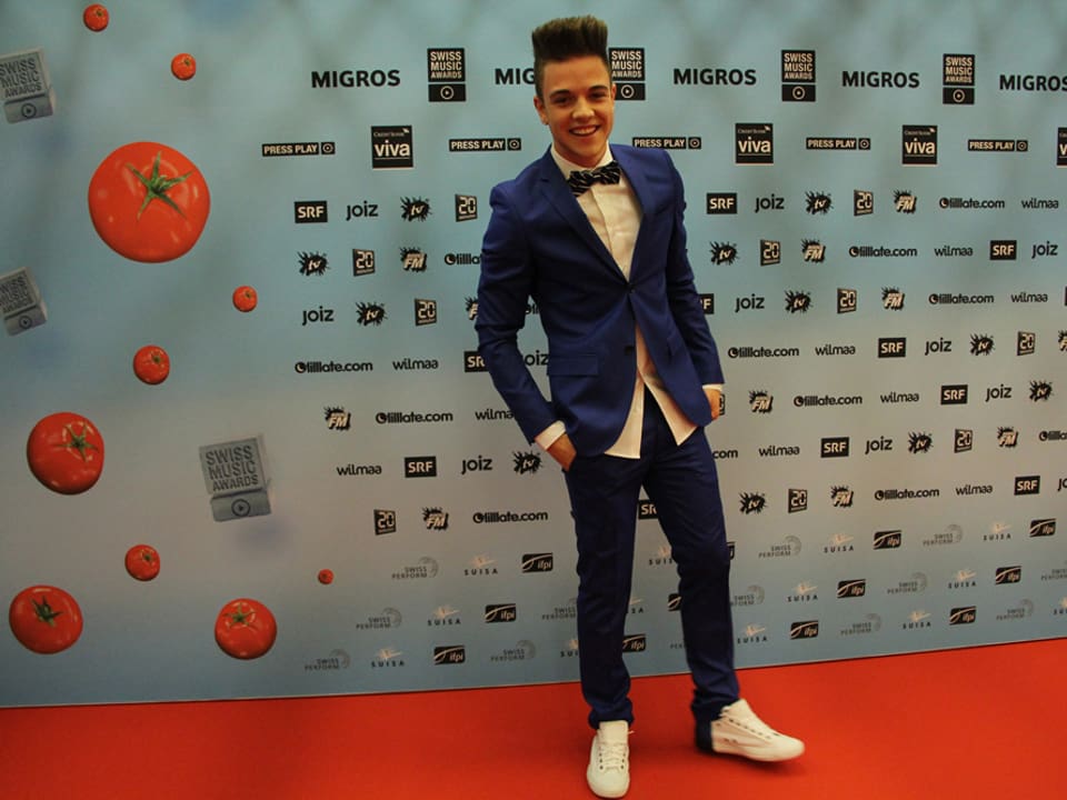 Teenie-Star Luca Hänni mit weissen Turnschuhen. Jeroen van Rooijen sagt: "Die frische Farbe seines Anzugs bildet einen schönen Kontrast zum roten Teppich".