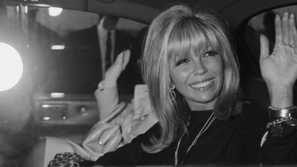 Nancy Sinatra in Auto