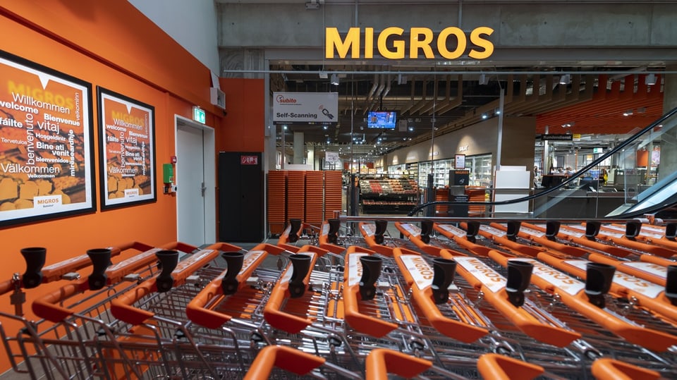 Das orange Logo der Migros prangt am Einkaufsladen im Bahnhof in Basel.