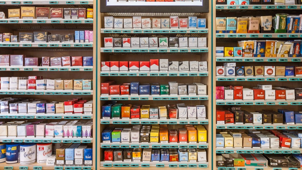 Kioskregal mit bunter Vielfalt von Zigarettenpackungen diverser Marken