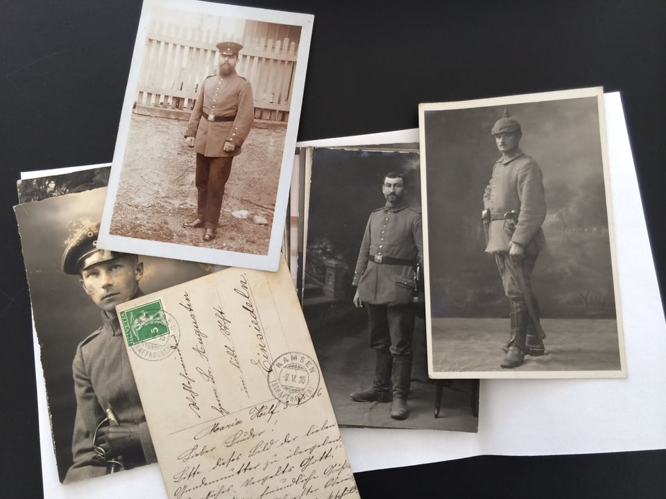 Vier Porträts von Soldaten aus dem Ersten Weltkrieg.