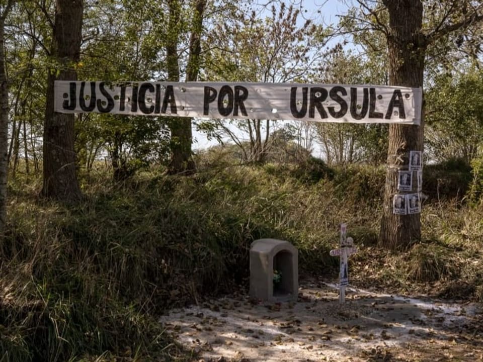 Am Ort, wo Ursula umgebracht wurde, hängt ein Banner. Darauf steht «Gerechtigkeit für Ursula».