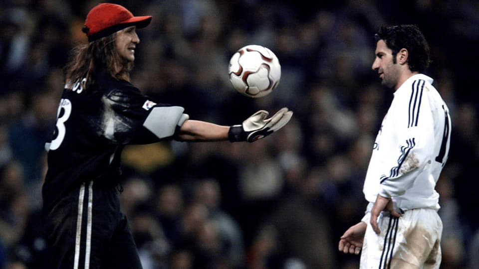 Burgos provoziert Figo vor dem Penalty und jongliert mit dem Ball in der Hand