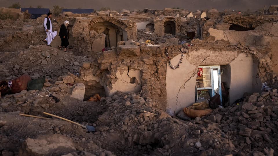 Menschen kehren nach den Erdbeben vom vergangenen Wochenende in ihre zerstörten Häuser zurück.