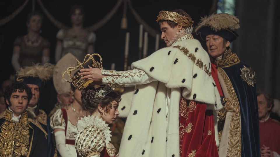 Napoleon (Joaquin Phoenix) krönt Joséphine (Vanessa Kirby) zur Kaiserin.