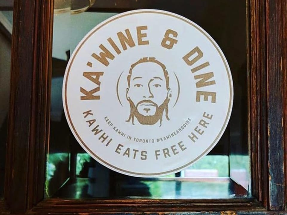 «Ka'Wine & Dine»-Sticker an Pub-Eingang