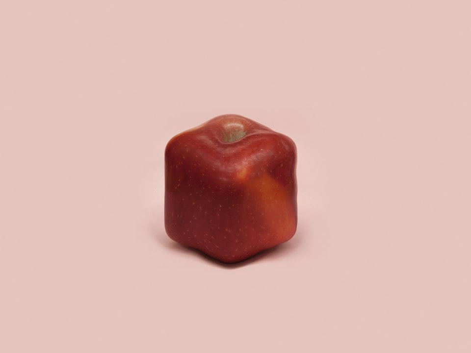 Apfel in Würfelform.