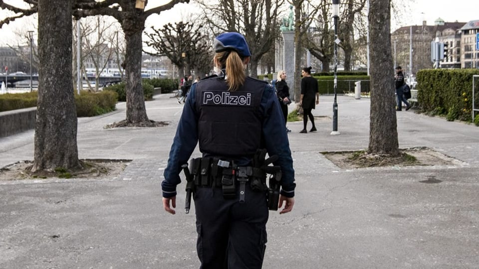 Eine Polizistin patrouilliert am Ufer des Zürichsees.